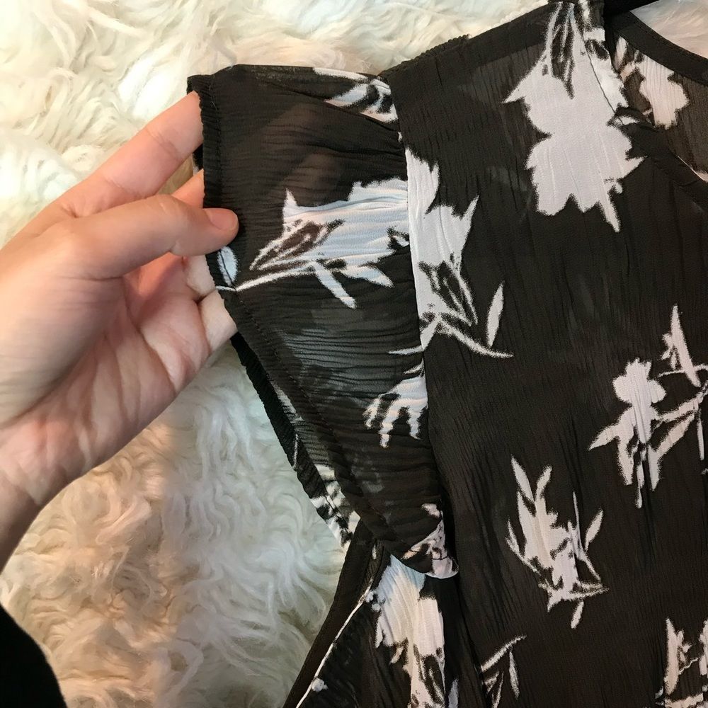 ❤️SALE❤️Bobeau Blouse Sheer cold shoulder Black & White, ruffle sleeves, size L - Picture 6 of 12